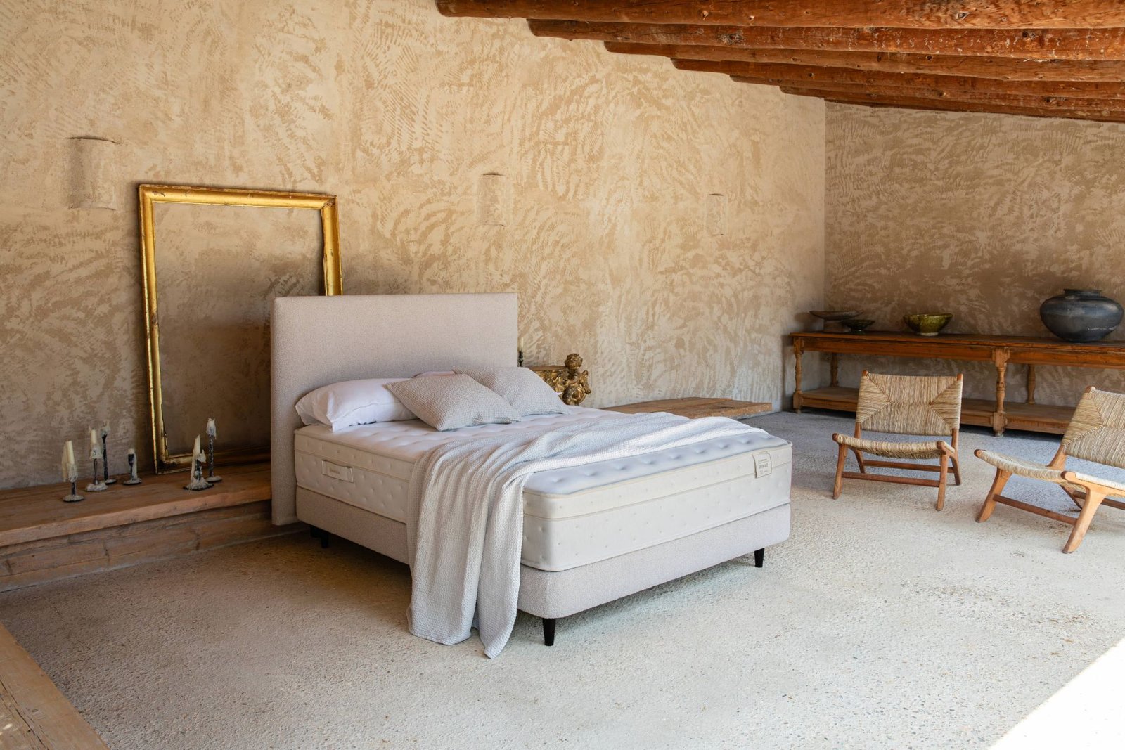 Dormitorio con colchón de CAM-MOBEL Descanso