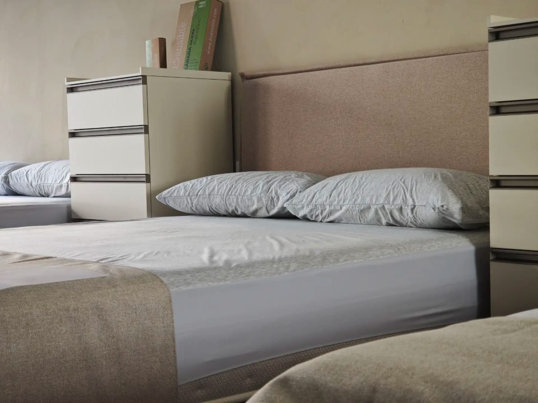 Almohadas Sonpura sobre una cama en la tienda de Lorca