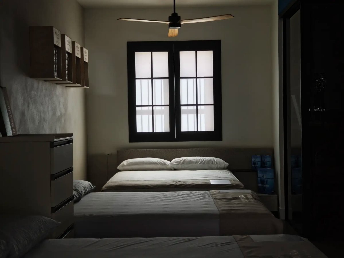 Cama preparada con un colchón Sonpura en la tienda de Lorca