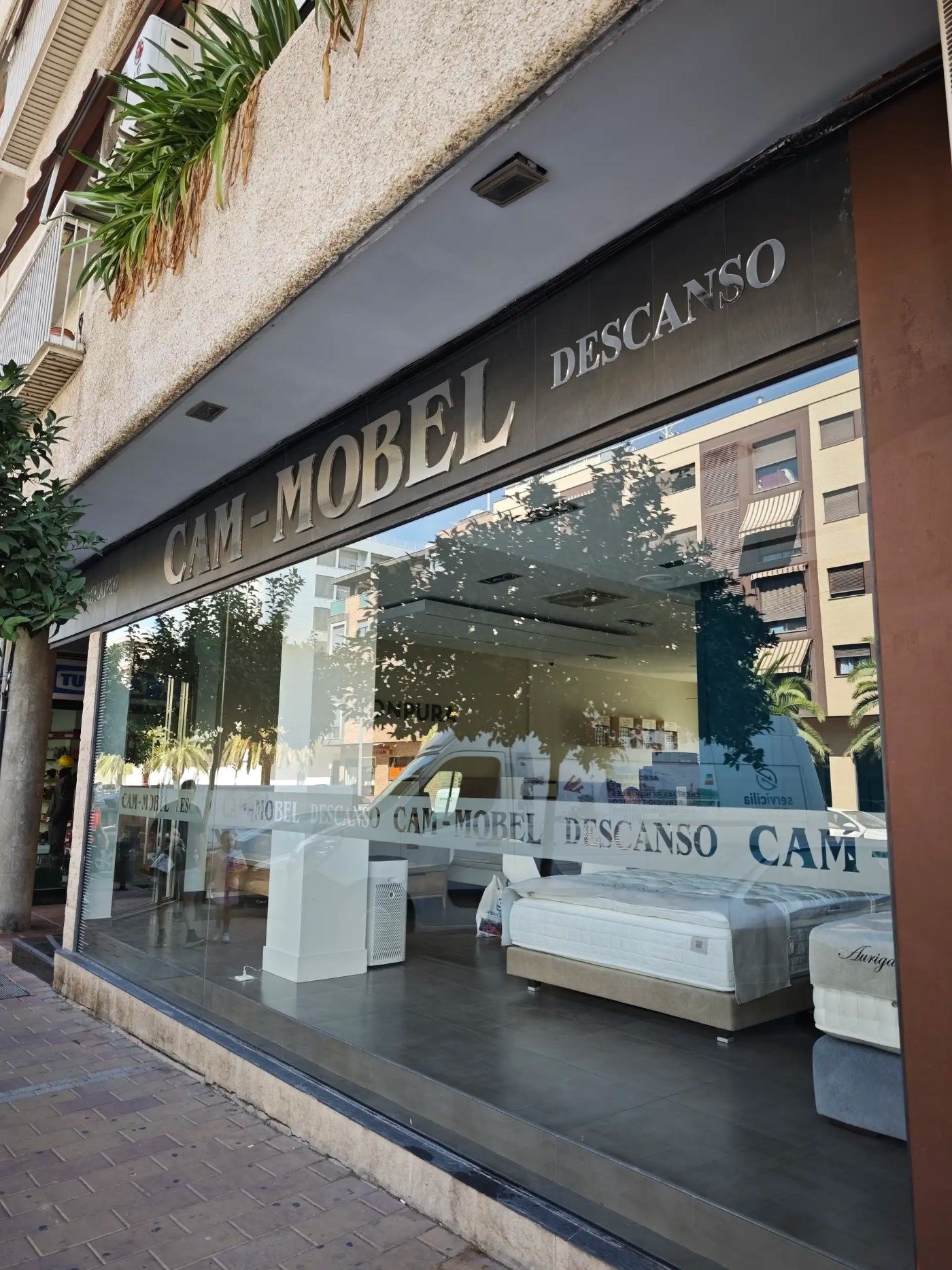 Fachada de la tienda CAM-MOBEL Descanso en la Carretera de Granada, Lorca